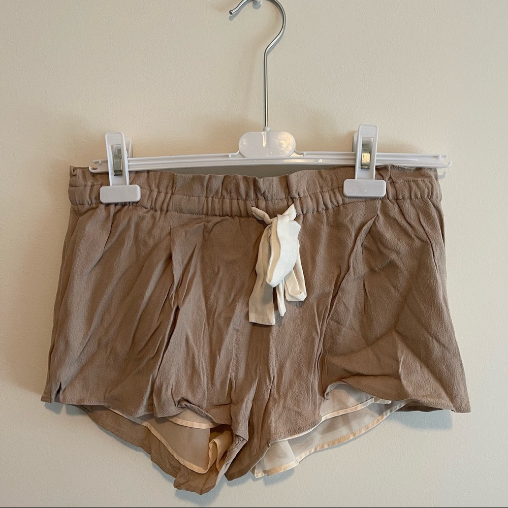 Aritzia | Wilfred Brown/Beige Shorts, crêpe material, Size small